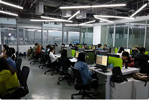 也不需要龐大的零售商業(yè)職工隊伍，因而降低了商品的銷售成本價格，也就降低了顧客購買的貨幣成本，另一方面，數(shù)據(jù)營銷通過直接媒體和直接手段及時向消費(fèi)者傳遞商品信息，降低了消費(fèi)者搜尋信息的時間成本與精力成本